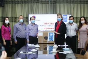 UNDP trao tặng 20.000 khẩu trang giúp bảo vệ chiến sỹ tuyến đầu chống dịch