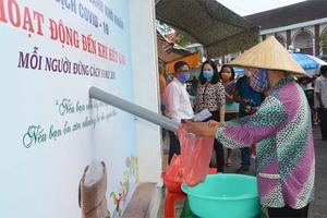 Cây "ATM gạo” đầu tiên ở Sóc Trăng phát gạo hỗ trợ người nghèo