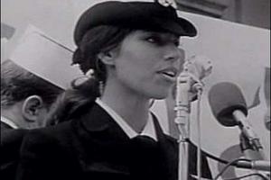 Nữ y tá hải quân Mỹ rải truyền đơn chống chiến tranh Việt Nam