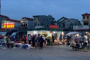 Cơ quan chức năng xử lý thiếu kiên quyết, tiểu thương bị bỏ rơi?