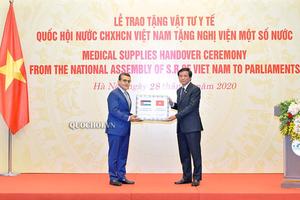 Quốc hội Việt Nam trao vật tư y tế tặng Nghị viện một số nước
