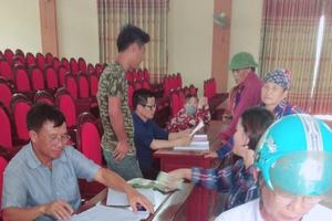 Người dân phấn khởi nhận tiền và cảm ơn Báo Thanh tra