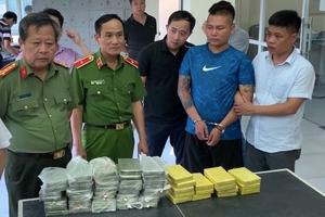 Chặn bắt xe ô tô chở 54 bánh heroin tổng trọng lượng gần 19 cân