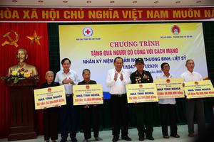 Phó Thủ tướng Thường trực dâng hương, tặng quà các gia đình có công tỉnh Quảng Trị