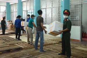 Tiếp nhận 80 tấn vật tư y tế phòng, chống dịch Covid-19