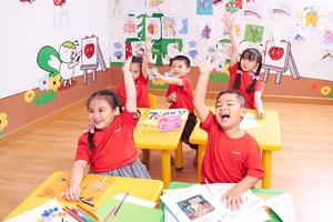 Đừng ép con phải giỏi tiếng Anh ngay