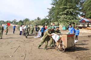 Ra quân xóa "điểm đen" về vệ sinh môi trường