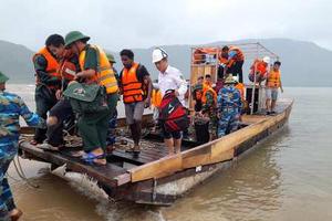 Gặp nạn trên biển, 16 thành viên được đưa vào bờ an toàn
