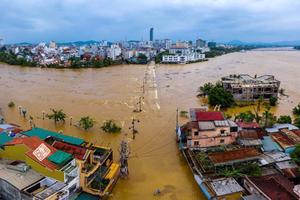 Mưa lũ làm hơn 53 ngàn ngôi nhà bị ngập, nước tiếp tục dâng cao