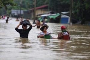 Mưa lũ kéo dài gây thiệt hại lớn cho miền Trung