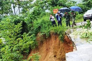 Mưa lũ làm nhiều điểm sạt lở núi, gây ách tắc giao thông
