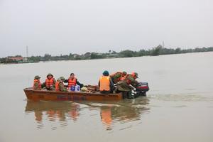 Tập trung ứng phó bão số 8 và cứu trợ khẩn cấp người dân vùng ngập lũ