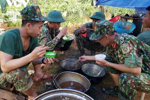 Nhường nhà, chia lương thực cho các chiến sĩ làm nhiệm vụ tại Trà Leng
