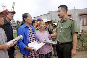 Bạn đọc An ninh Thủ đô chung tay tiếp sức đồng bào miền Trung vượt qua bão lũ