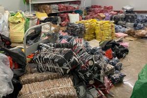 Hàng nghìn sản phẩm thời trang nhập lậu tại Quảng Ninh