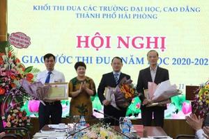 Tặng bằng khen 3 trường đại học, cao đẳng trên địa bàn thành phố
