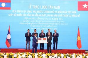 Việt Nam trao 1.000 tấn gạo hỗ trợ nước bạn Lào khắc phục hậu quả thiên tai nặng nề tại tỉnh Savanakhet