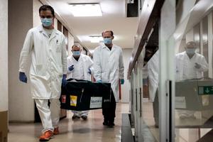 Lô vaccine Covid-19 đầu tiên của Nga đã tới Hungary