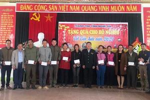 Thăm và tặng quà Tết hộ nghèo