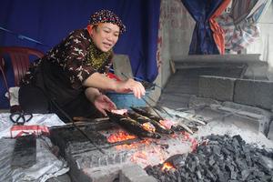 Làng cá nướng Hộ Độ tất bật vụ Tết