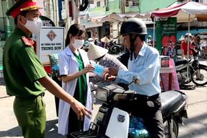 Lập biên bản nhắc nhở nhiều người không đeo khẩu trang