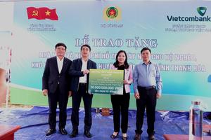 Vietcombank dành 30 tỷ đồng hỗ trợ kinh phí xây nhà cho hộ nghèo tại huyện Mường Lát