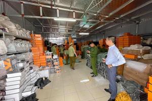 Chuyển hồ sơ vụ kho hàng giả mạo nhãn hiệu tại Nam Định sang công an điều tra, xử lý