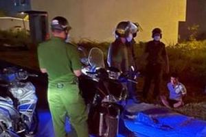 Truy tìm nhóm thanh niên mang dao phóng lợn dạo phố