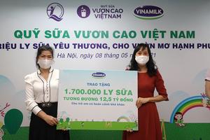 Giữa dịch Covid-19, Vinamilk và Quỹ sữa Vươn cao Việt Nam trao tặng 1,7 triệu ly sữa hỗ trợ trẻ em

