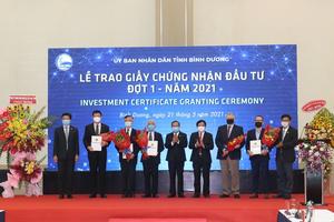 Bình Dương: Trao giấy chứng nhận đăng ký đầu tư cho 5 doanh nghiệp FDI có tổng vốn gần 1 tỷ USD
