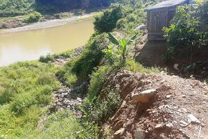 Hàng chục hộ dân sống chênh vênh bên bờ sông Cái