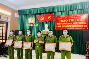 Trao thưởng các đơn vị xuất sắc trong đấu tranh với tội phạm
