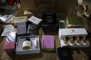 Hà Nội đột phá kho nước hoa khủng có dấu hiệu hàng giả