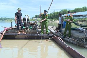 Bắt giữ các phương tiện khai thác tài nguyên, khoáng sản trái phép