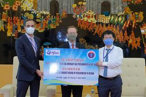 Hơn 97.000 liều vắc xin phòng COVID-19 của Pfizer/BioNtech đầu tiên đã về Việt Nam