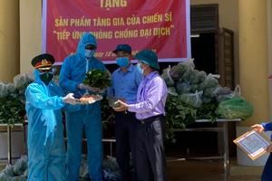 Trao quà hỗ trợ người dân vùng cách ly phường Hoà Khánh Bắc 