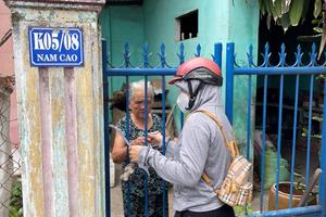 Trao tiền hỗ trợ tận nơi ở cho người có công, đối tượng bảo trợ xã hội, hộ nghèo