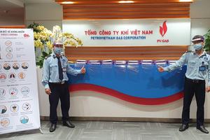 Công đoàn Cơ quan Điều hành PV GAS  tặng thiết bị bảo vệ tự chế cho lực lượng trực chiến tại tòa nhà PV GAS Tower

