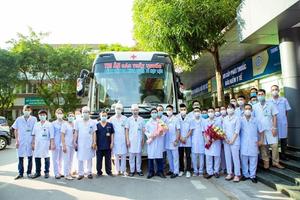 Tiễn 17 cán bộ y tế lên đường hỗ trợ TP Hồ Chí Minh chống dịch COVID-19