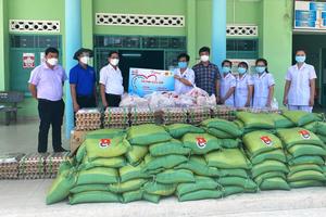 Hỗ trợ nhu yếu phẩm cho y bác sĩ tuyến đầu chống dịch