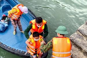 Cứu nạn thành công 4 người trên thuyền gặp nạn