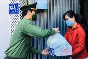 Tặng nhu yếu phẩm cho người dân và sinh viên tại các khu trọ