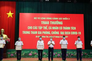 Trao thưởng cho nhiều cá nhân, tập thể tích cực tham gia nhiệm vụ phòng, chống dịch bệnh Covid-19