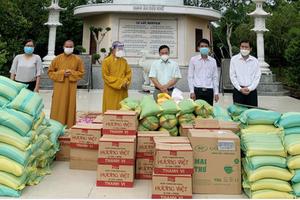 Tặng quà cho người dân khó khăn do dịch Covid-19 huyện Long Phú