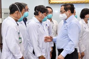 Thủ tướng Chính phủ chỉ đạo quan tâm hơn nữa đến đội ngũ y, bác sỹ chống dịch