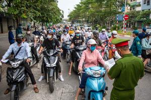 Thủ tướng yêu cầu Hà Nội điều chỉnh việc cấp giấy đi đường, không để người dân chờ đợi kéo dài