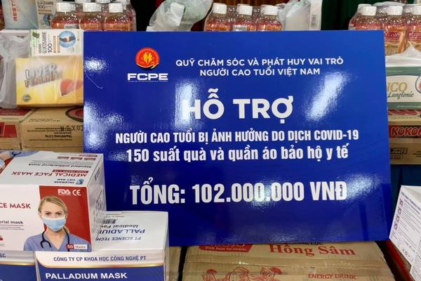 Hàng trăm suất quà đến với người cao tuổi mùa Covid - 19