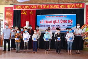 Trao quà cho học sinh nghèo huyện Quế Phong dịp năm học mới