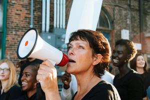 Phụ nữ đối mặt rào cản lớn để tố cáo tham nhũng