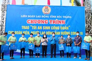 Trao hơn 6.000 túi an sinh Công đoàn cho người lao động khó khăn